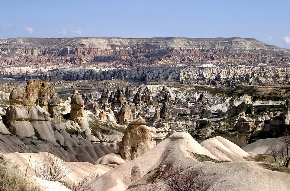 Kappadokien: Cappadocia, a region in central Turkey, is known for its Göreme National Park, which was added to the UNESCO World Heritage List in 1985.The